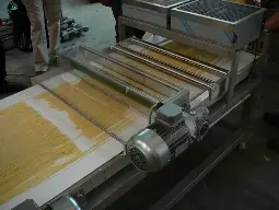 Конвеєр для довгих макаронів з системою різання.